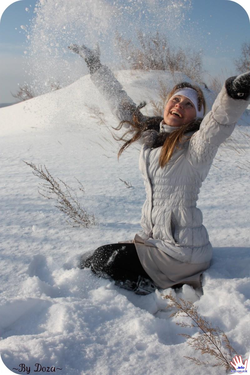 Женщина в сугробе. Зимнее счастье. Девушка в снегу. Радоваться снегу. Зимние радости.